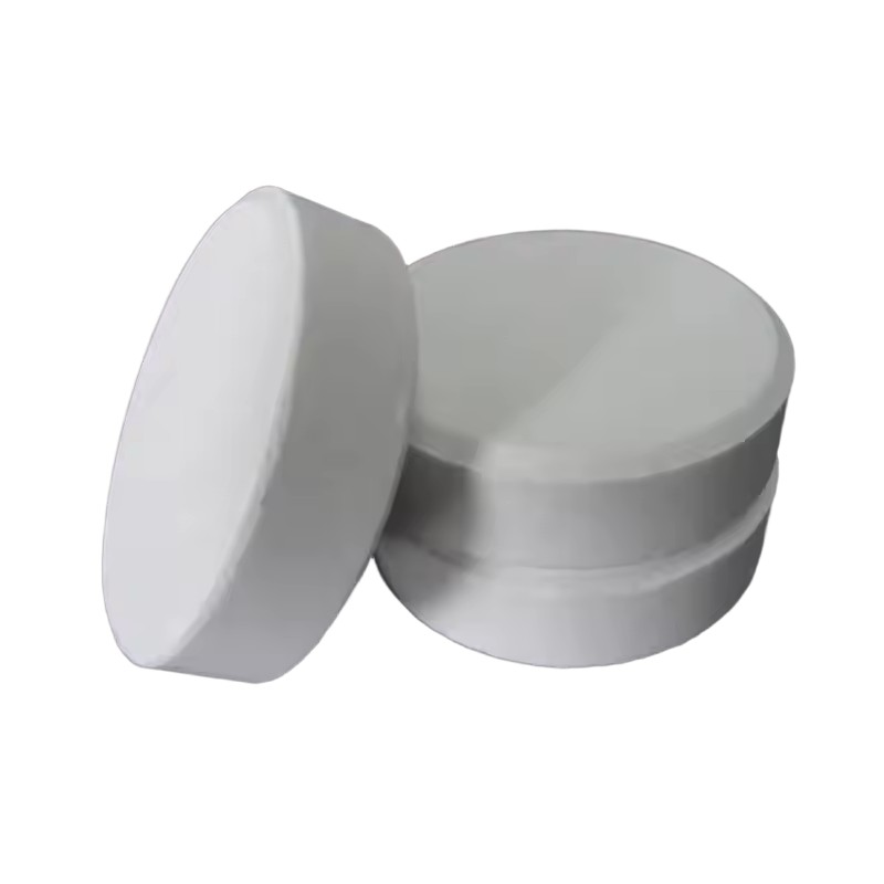 ما هو الدور الرئيسي الذي تلعبه TCCA (حمض الترايكلورويوريكوريك) في معالجة المياه والتطهير؟